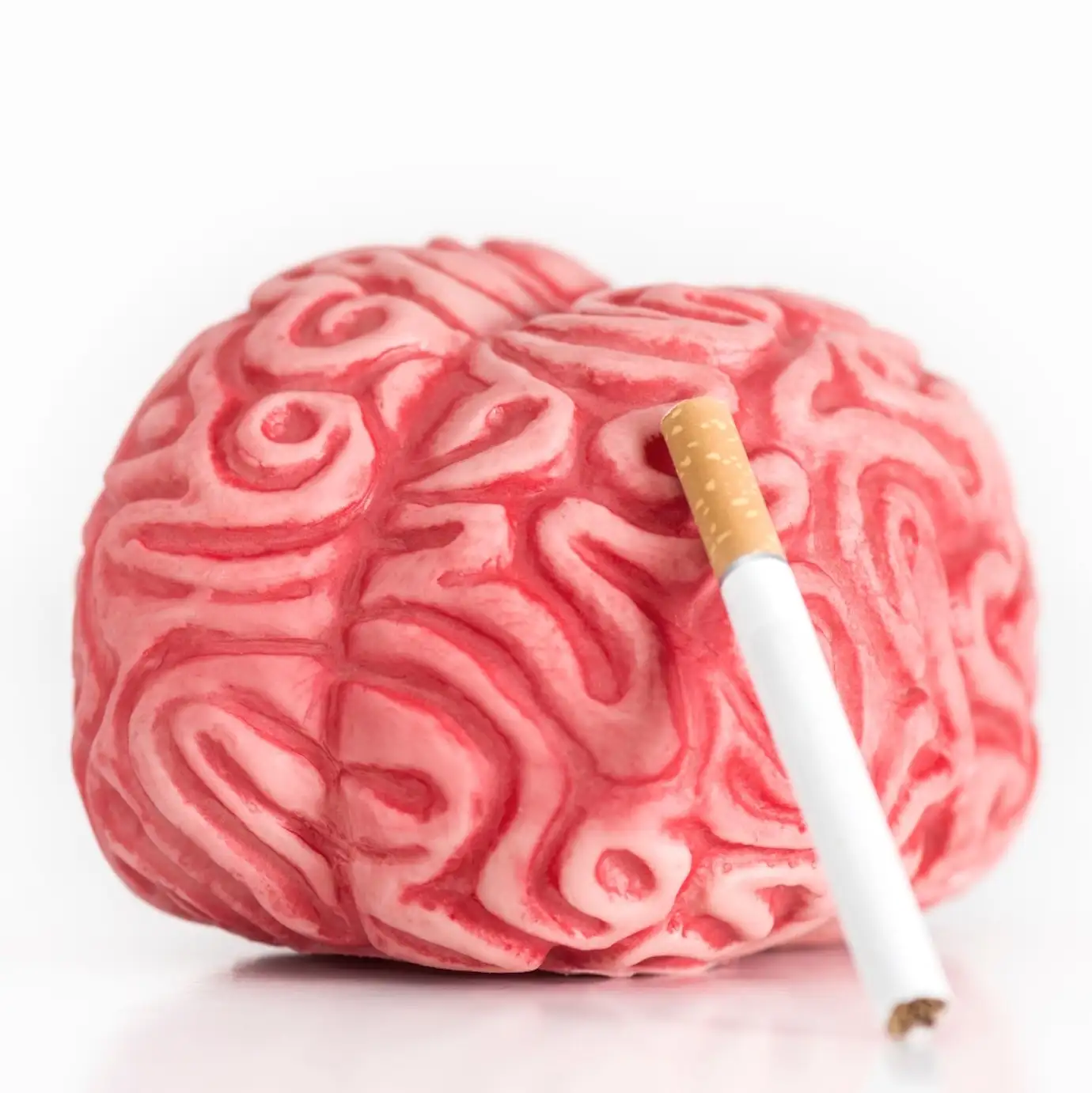 Употребление табака необратимо уменьшает размеры головного мозга